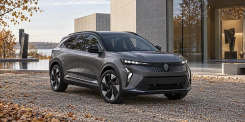 Grå Renault Scenic E-Tech ved moderne arkitektur